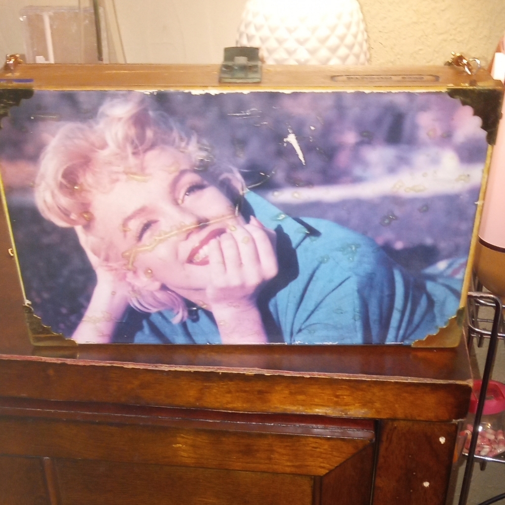 Vintage Style Decorative Cigar Box Purse with Iconic Portrait